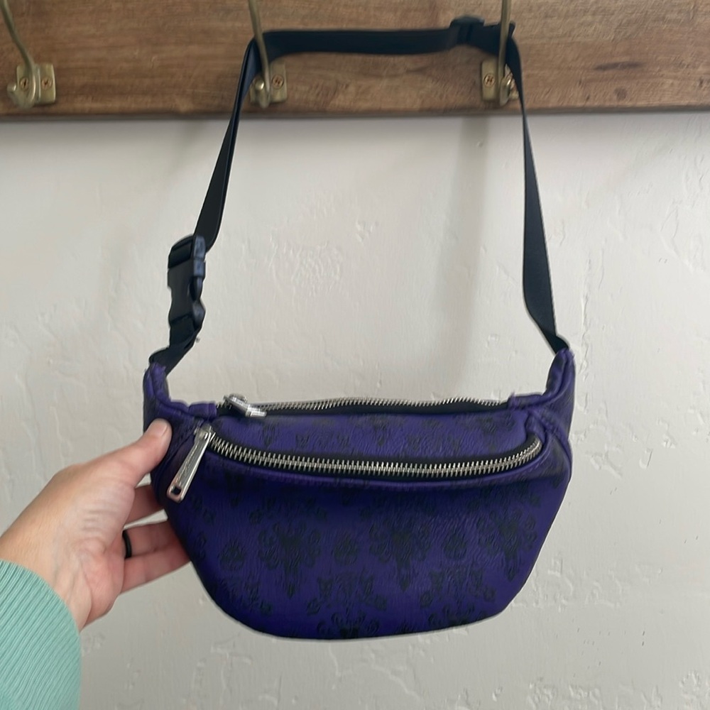 Lounge Fly Haunted Mansion hip pack